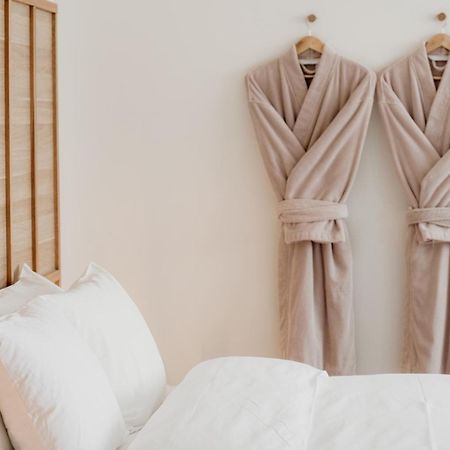 The Oak & Anchor Hotel Port Fairy Eksteriør billede Two bathrobes hanging on a wall