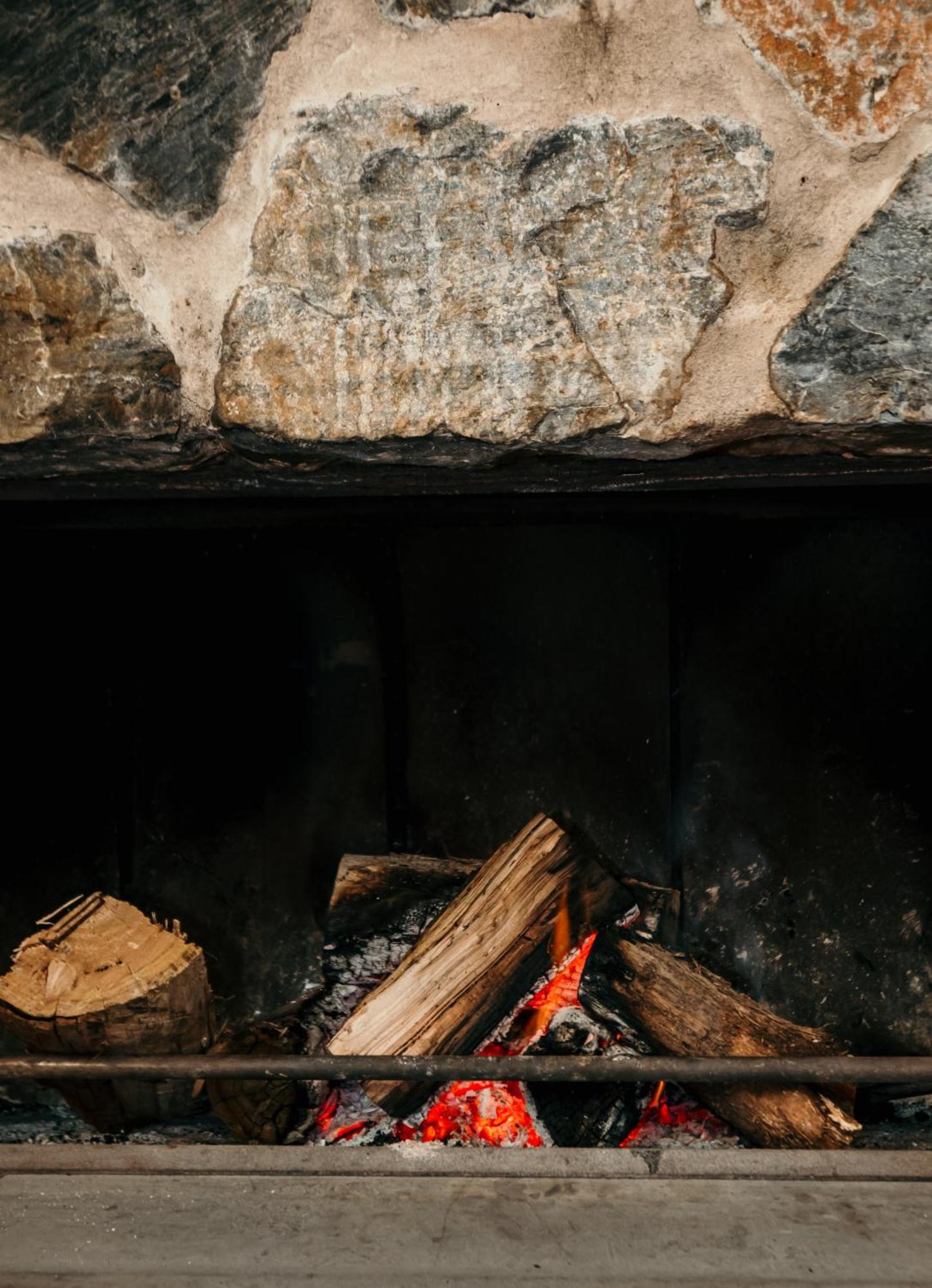 The Oak & Anchor Hotel Port Fairy Eksteriør billede The interior of a wood-burning fireplace