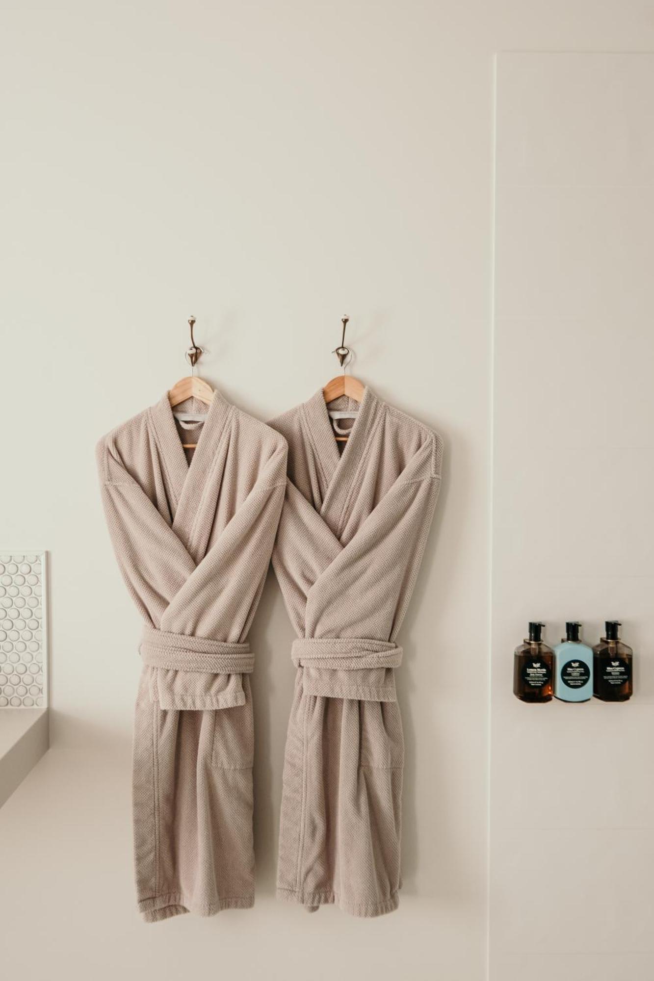 The Oak & Anchor Hotel Port Fairy Eksteriør billede Two bathrobes hanging on a wall