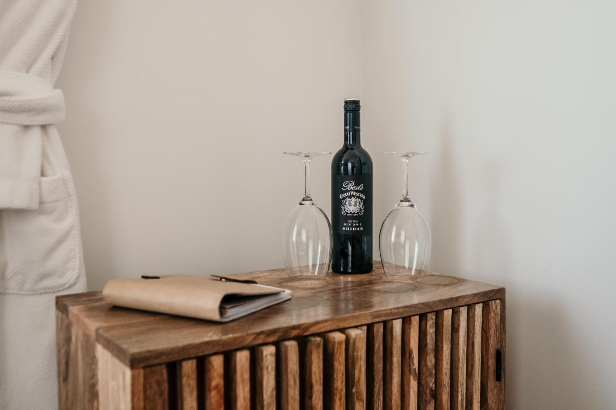 The Oak & Anchor Hotel Port Fairy Eksteriør billede A bottle of wine
