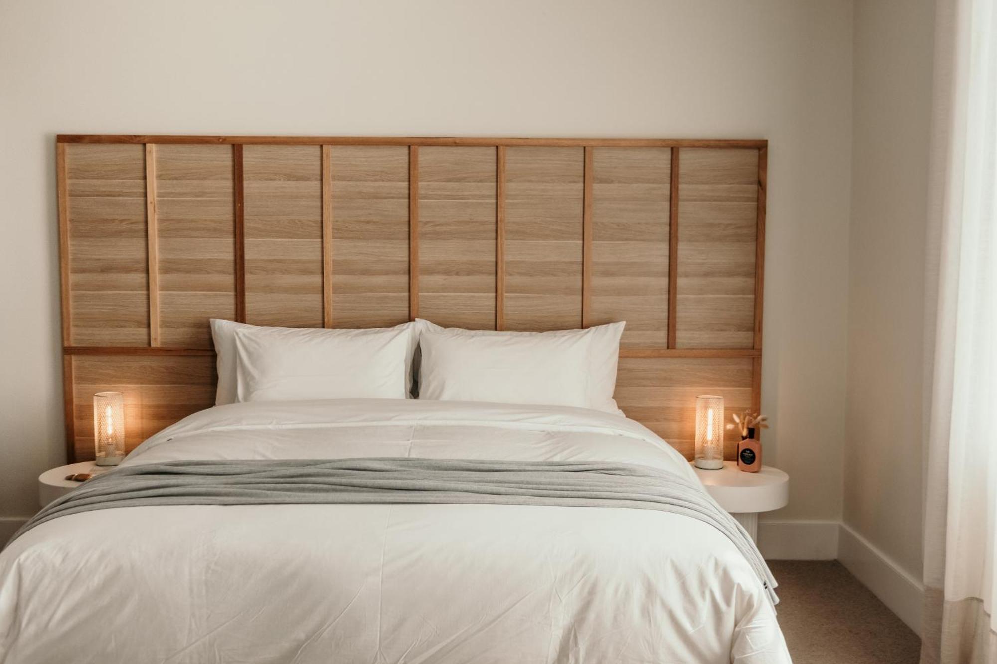 The Oak & Anchor Hotel Port Fairy Eksteriør billede A bed with a headboard