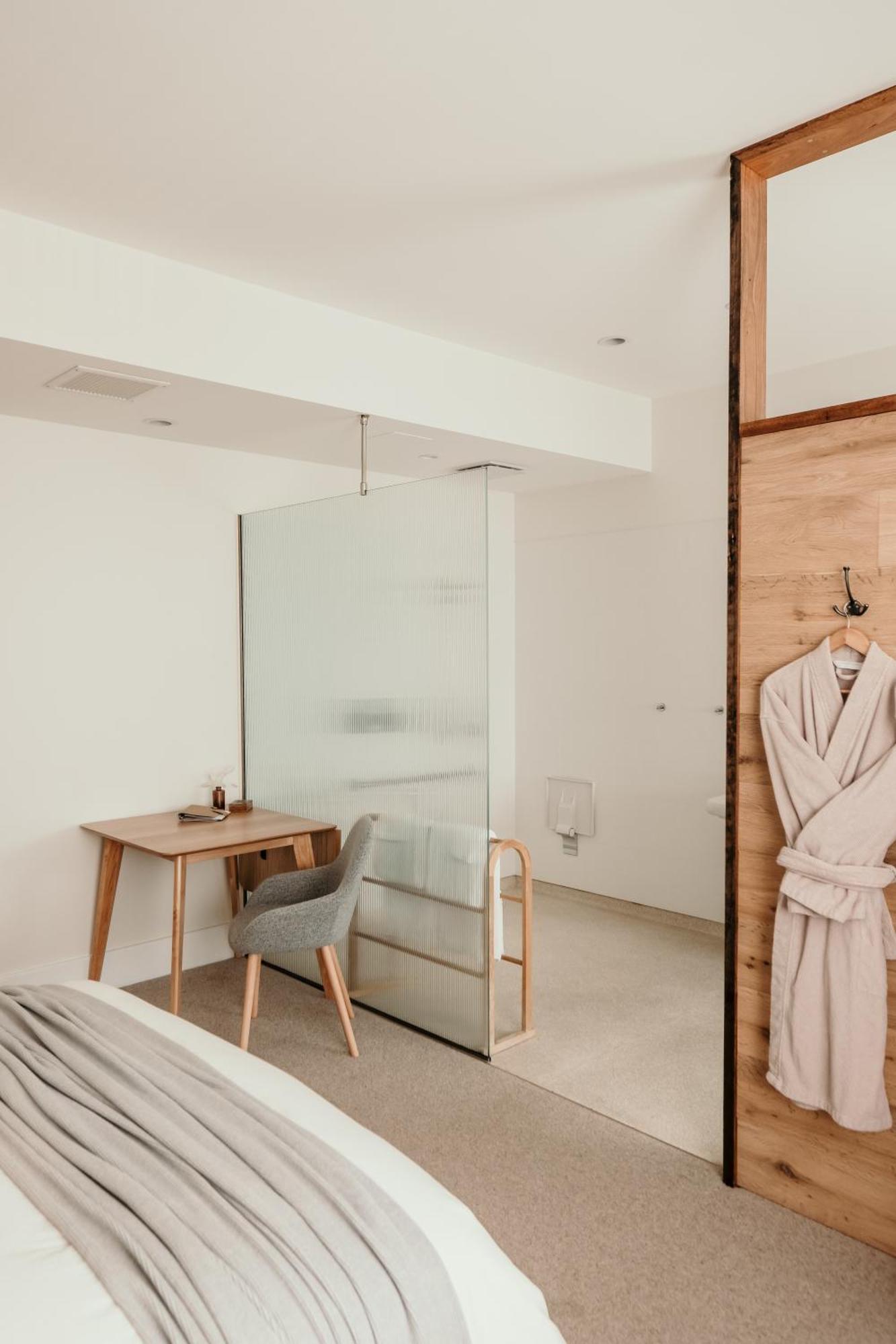 The Oak & Anchor Hotel Port Fairy Eksteriør billede A shower enclosure