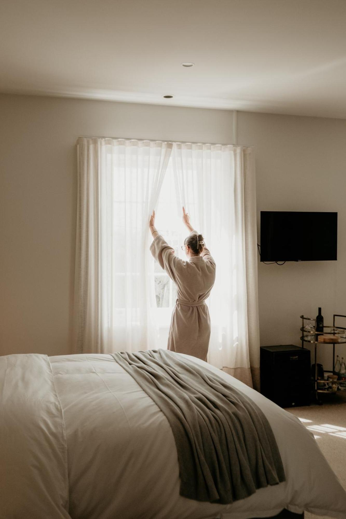 The Oak & Anchor Hotel Port Fairy Eksteriør billede A woman opening the curtains in the morning