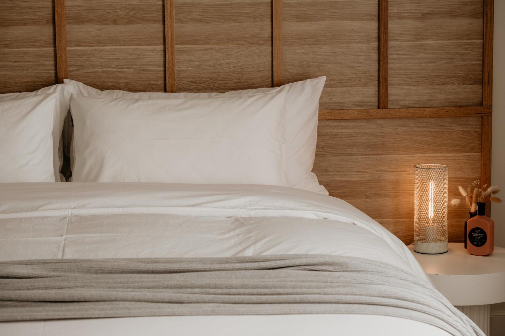 The Oak & Anchor Hotel Port Fairy Eksteriør billede A bed with a duvet