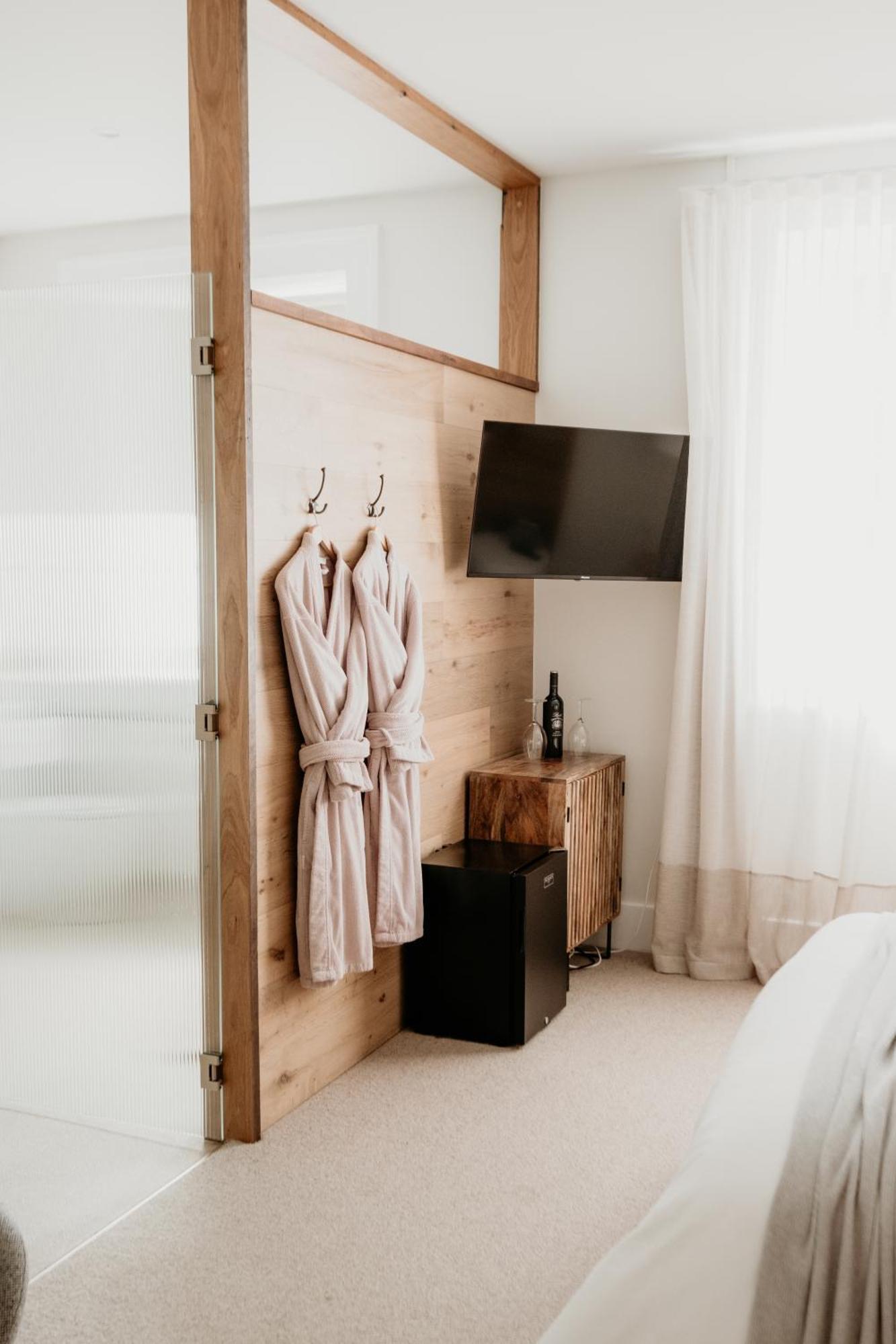 The Oak & Anchor Hotel Port Fairy Eksteriør billede A bathrobe hanging on a door