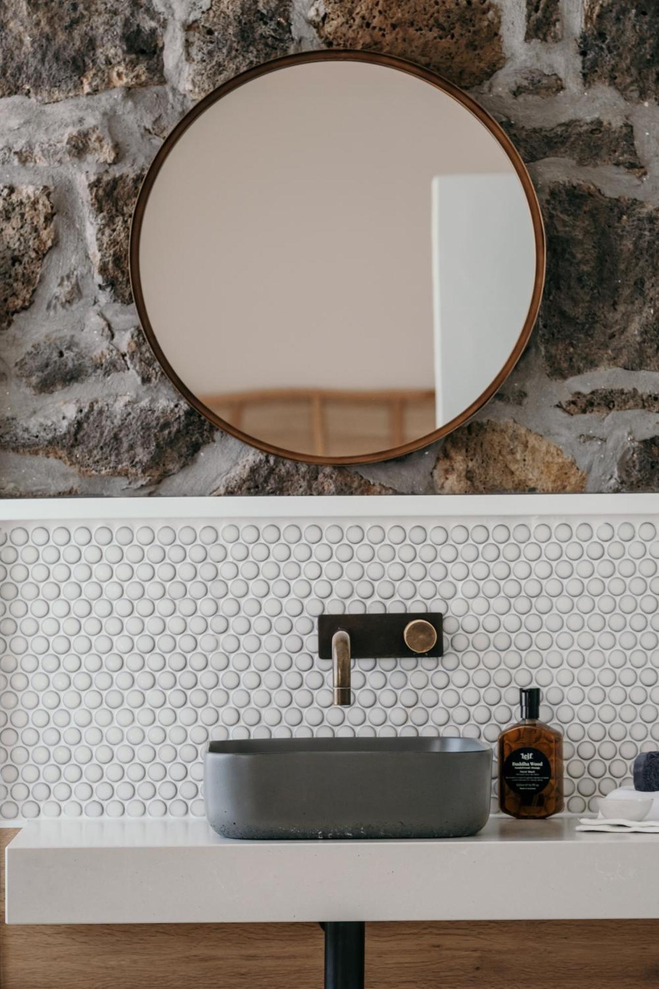 The Oak & Anchor Hotel Port Fairy Eksteriør billede A bathroom with penny round tiles