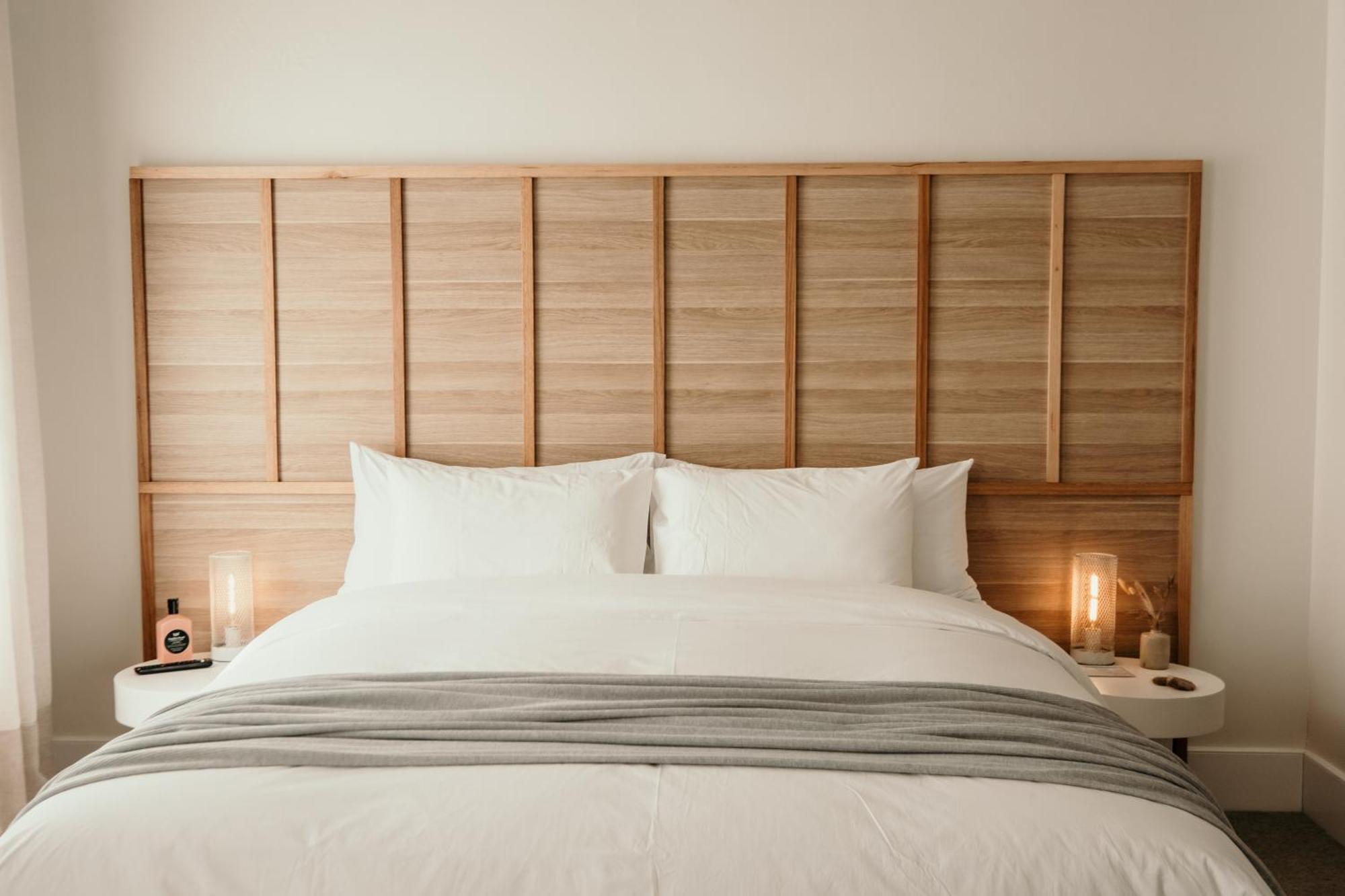 The Oak & Anchor Hotel Port Fairy Eksteriør billede A bed with a headboard