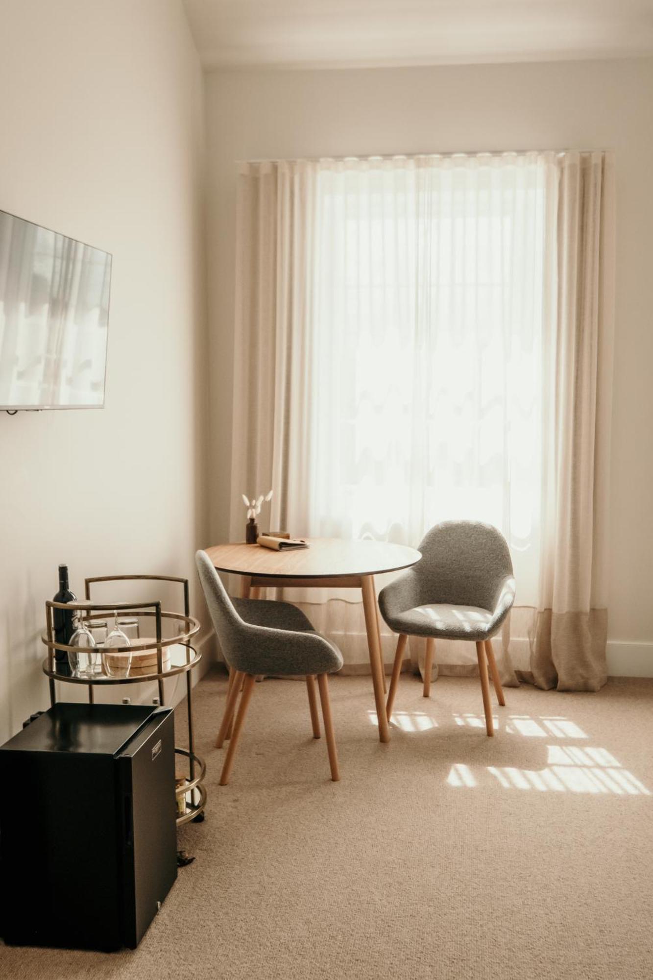 The Oak & Anchor Hotel Port Fairy Eksteriør billede A room with a table and two chairs