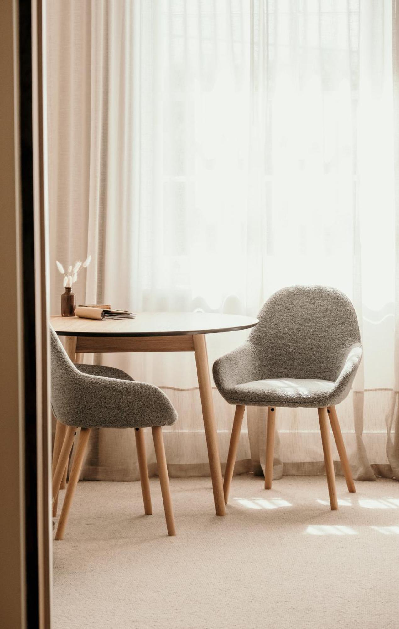 The Oak & Anchor Hotel Port Fairy Eksteriør billede A table and two chairs