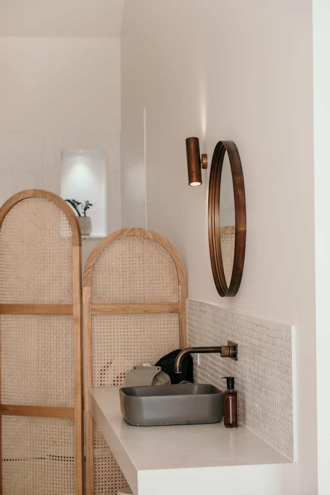 The Oak & Anchor Hotel Port Fairy Eksteriør billede A wall-mounted mirror