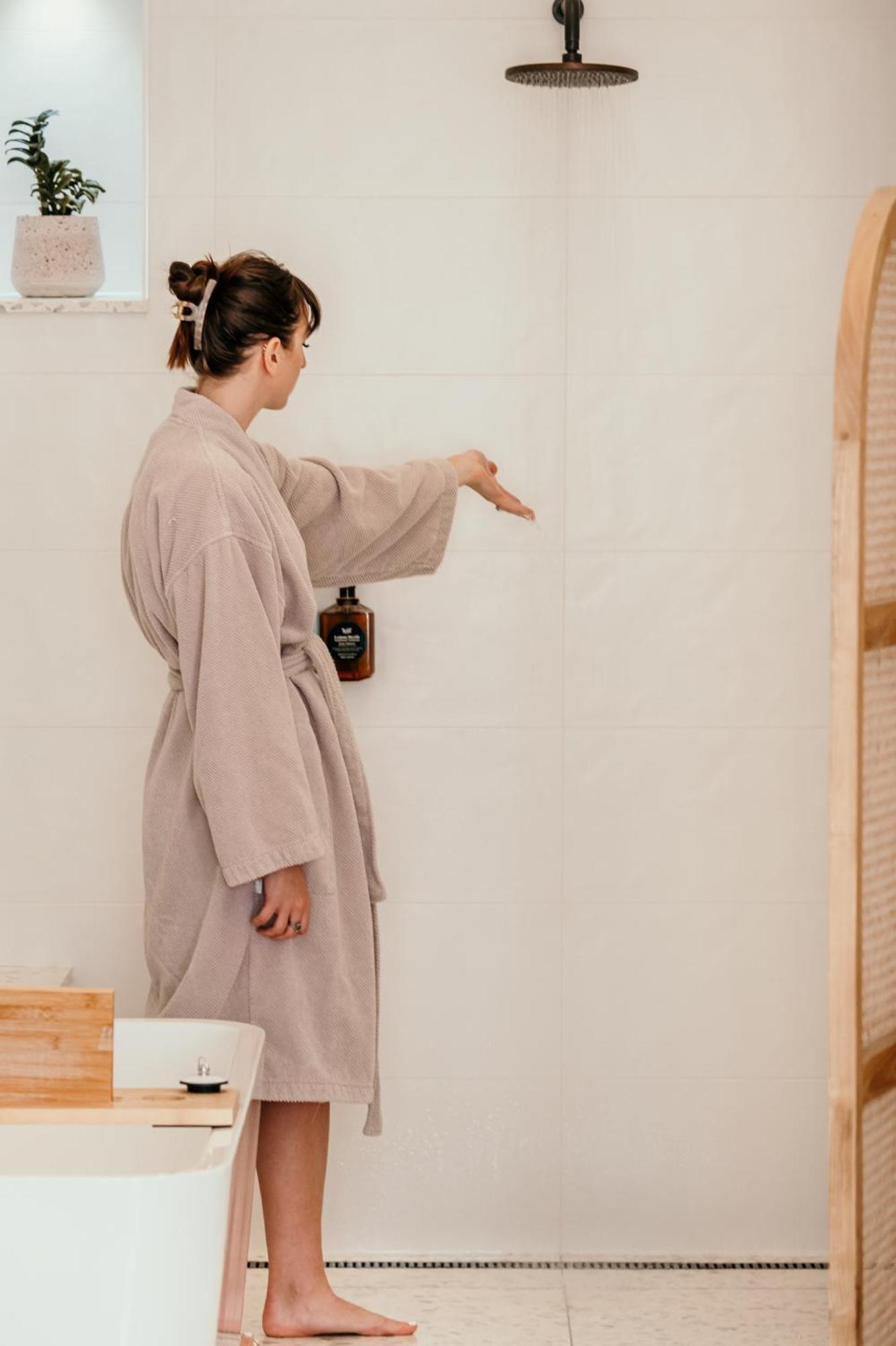 The Oak & Anchor Hotel Port Fairy Eksteriør billede A woman wearing a bathrobe