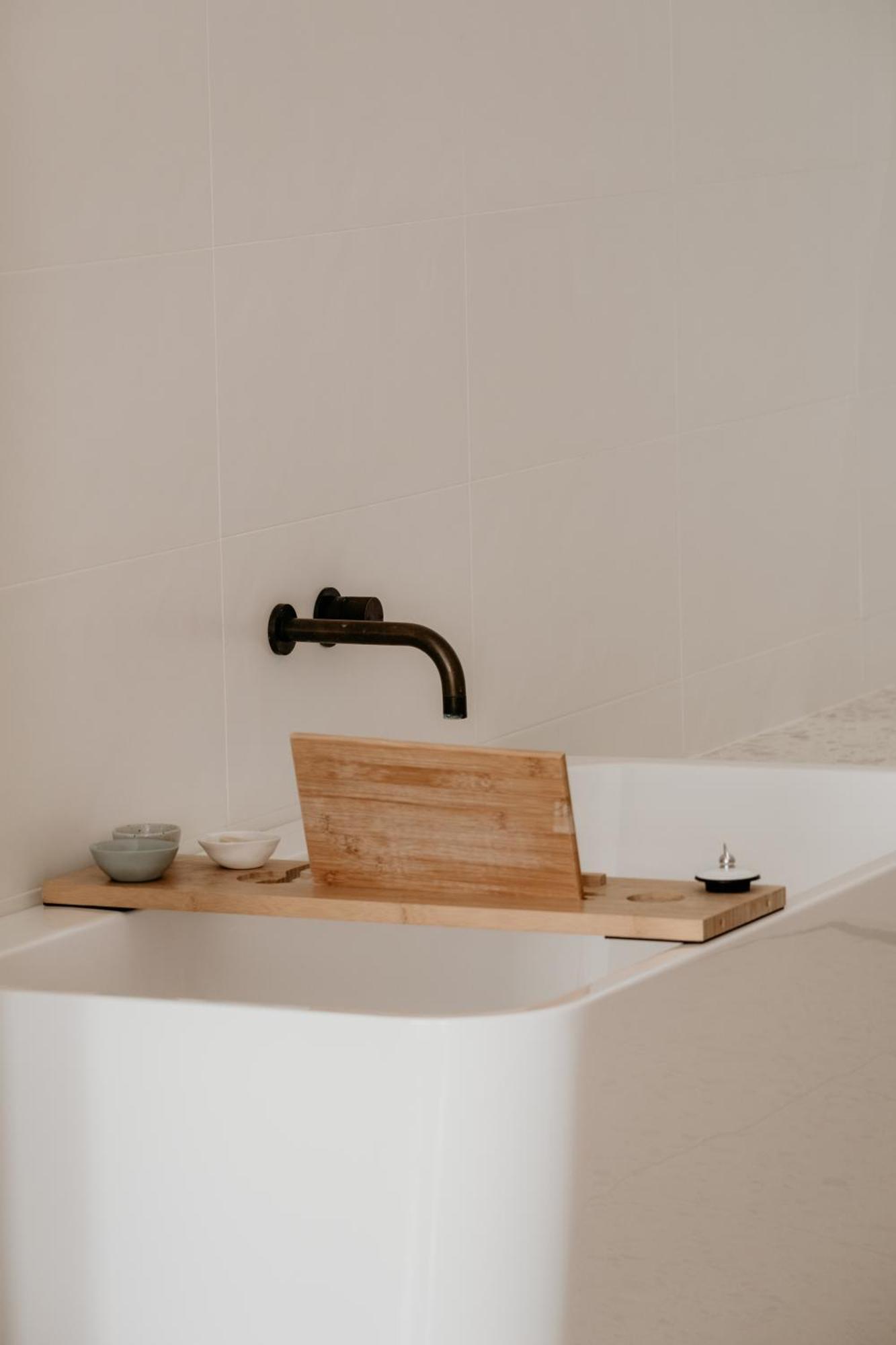 The Oak & Anchor Hotel Port Fairy Eksteriør billede A bath caddy