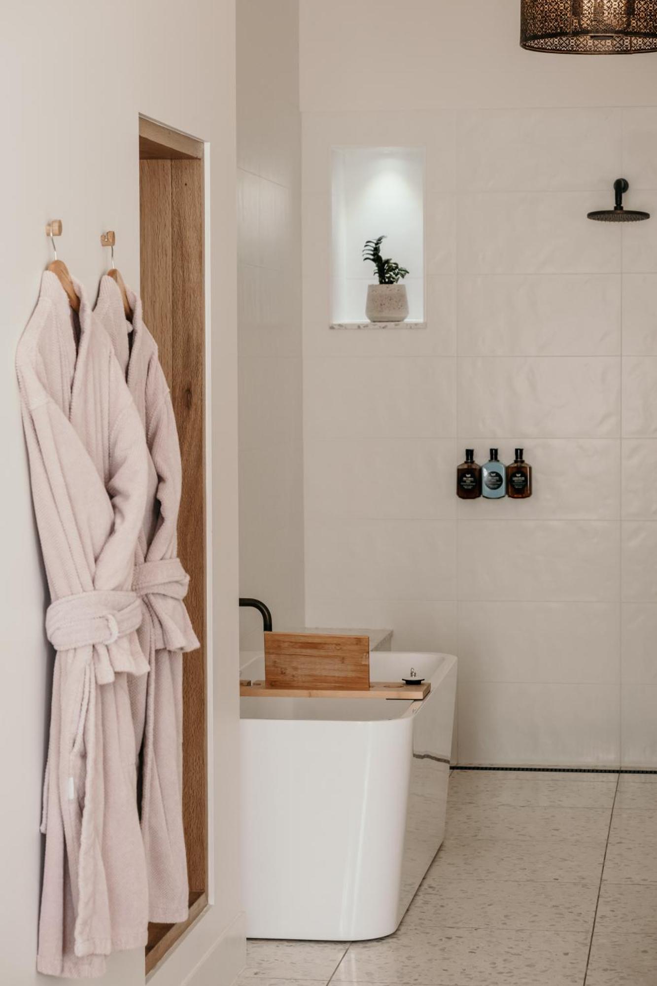 The Oak & Anchor Hotel Port Fairy Eksteriør billede A bathrobe hanging on a bathroom door