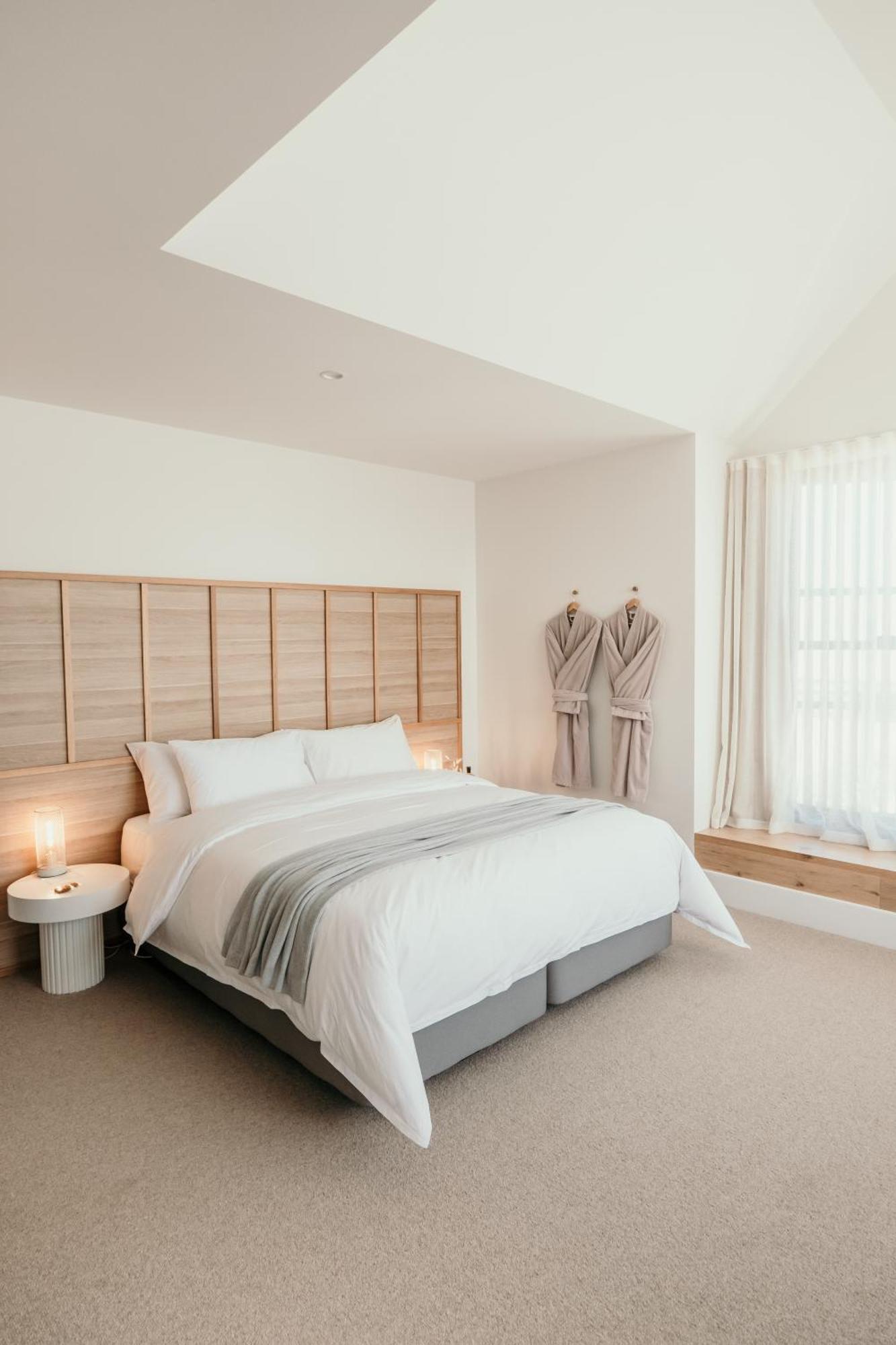 The Oak & Anchor Hotel Port Fairy Eksteriør billede A bedroom at The Old Bank Hotel