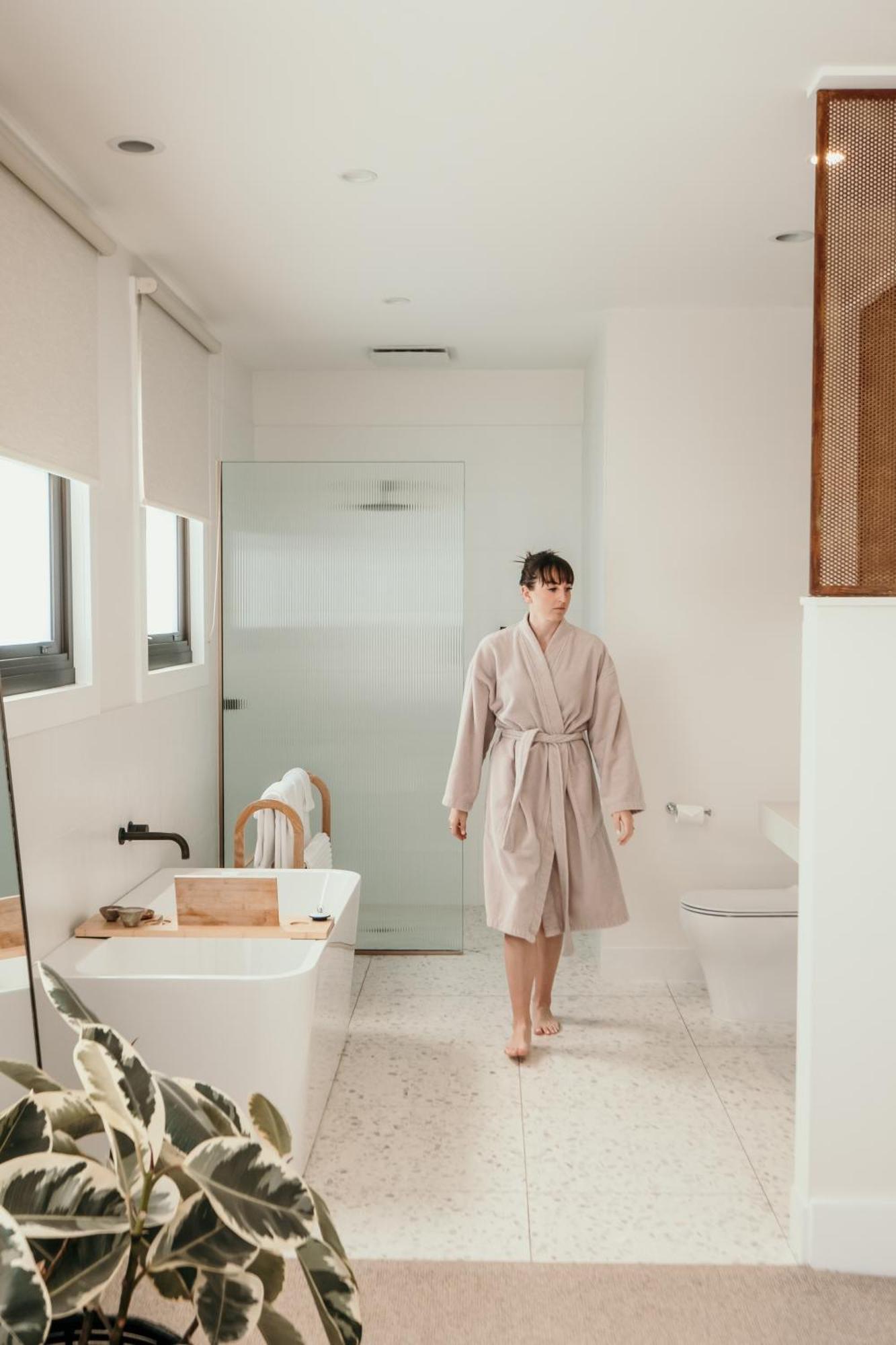The Oak & Anchor Hotel Port Fairy Eksteriør billede A woman wearing a bathrobe