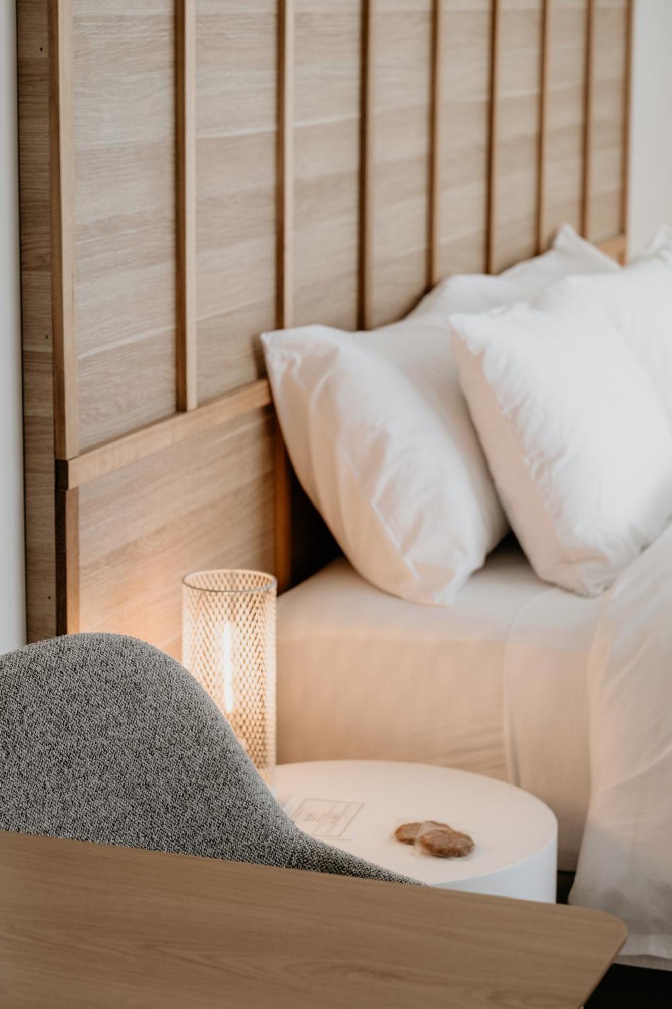 The Oak & Anchor Hotel Port Fairy Eksteriør billede A bed with two pillows