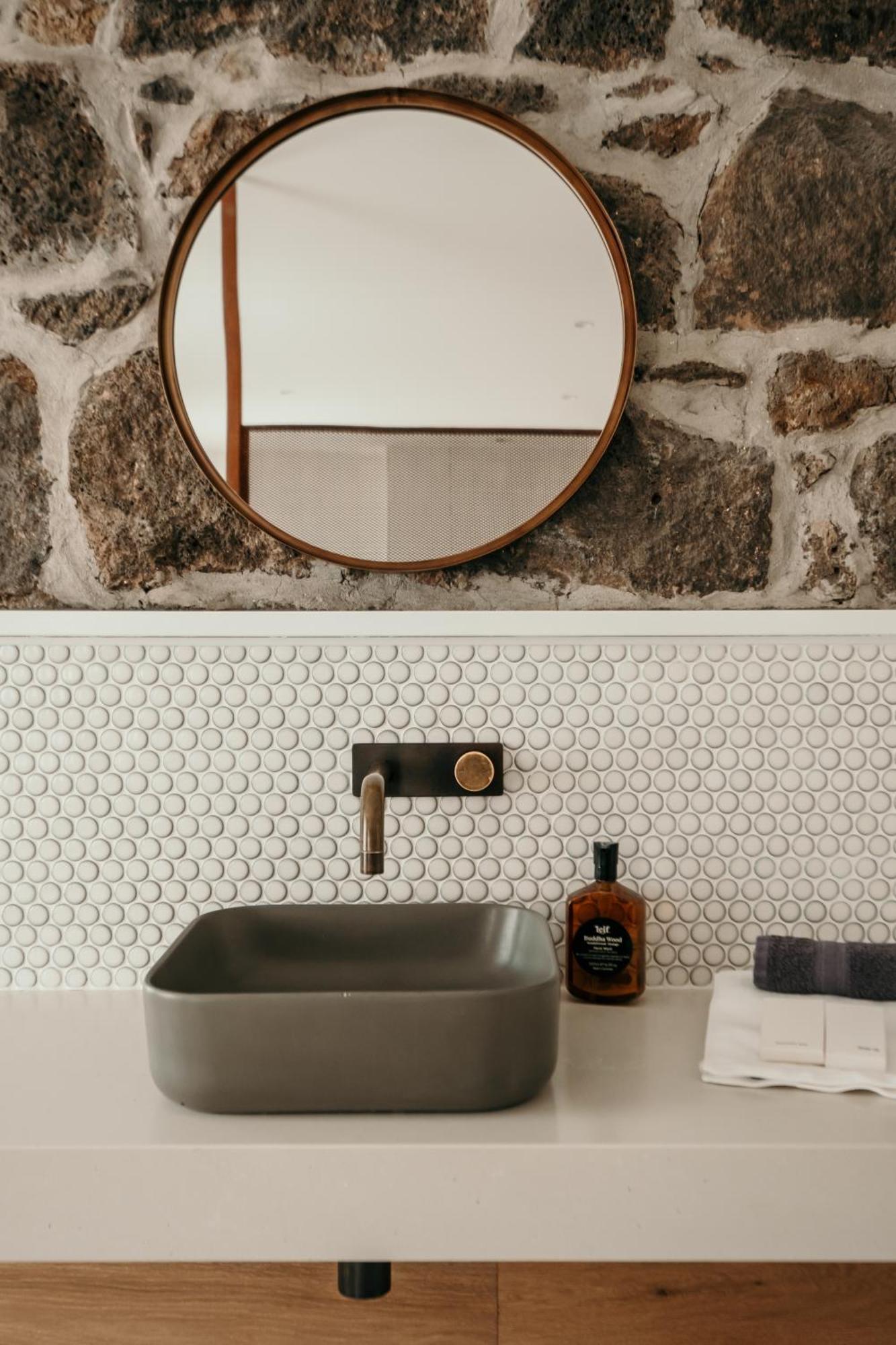 The Oak & Anchor Hotel Port Fairy Eksteriør billede Bathroom with penny round tiles