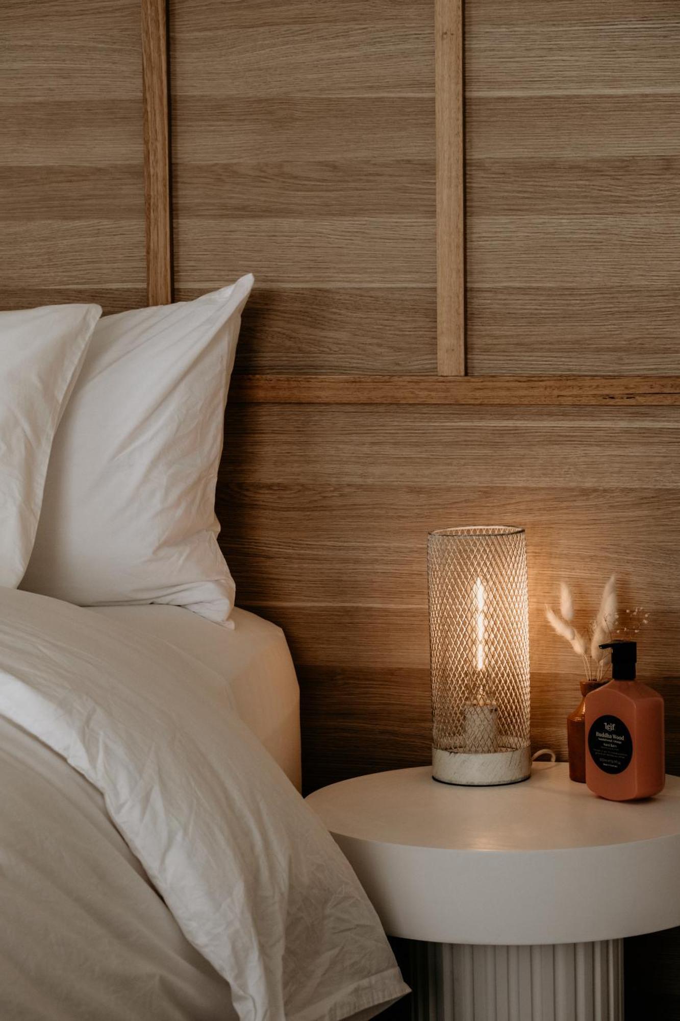 The Oak & Anchor Hotel Port Fairy Eksteriør billede A lamp on a bedside table