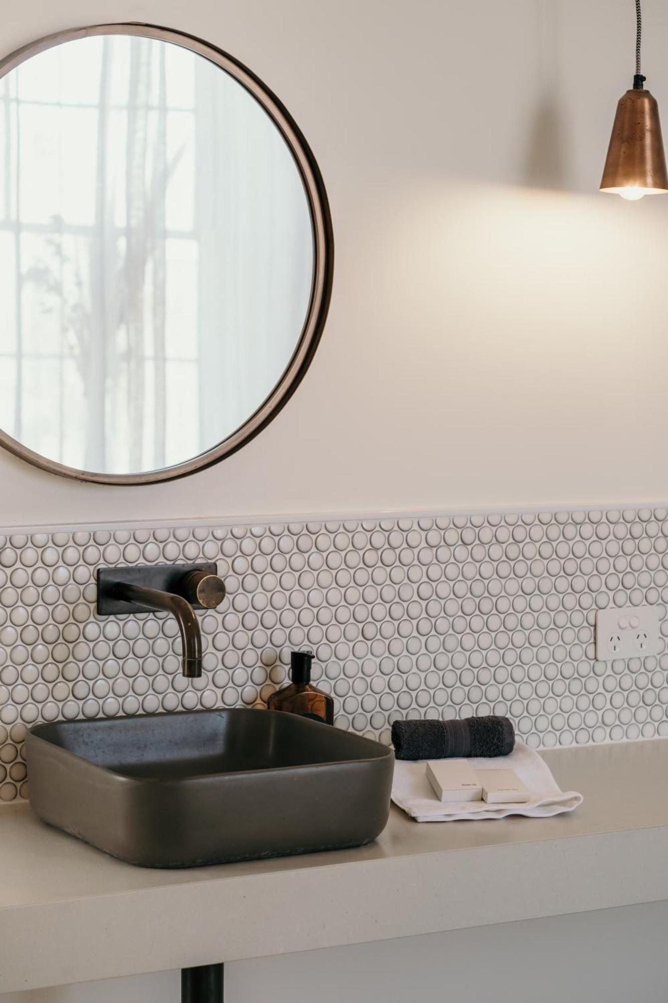 The Oak & Anchor Hotel Port Fairy Eksteriør billede A bathroom with penny round tiles