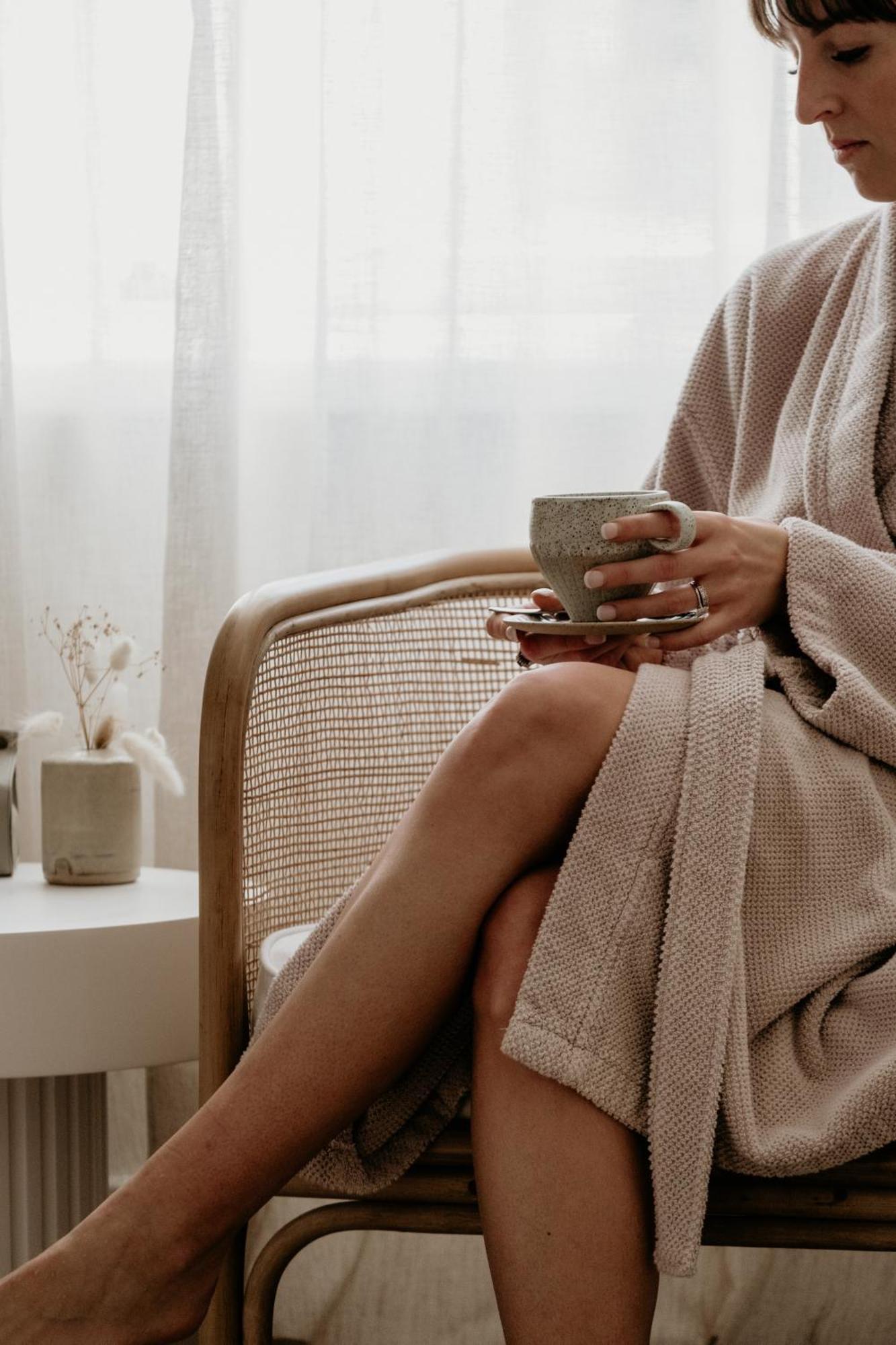 The Oak & Anchor Hotel Port Fairy Eksteriør billede A woman wearing a bathrobe