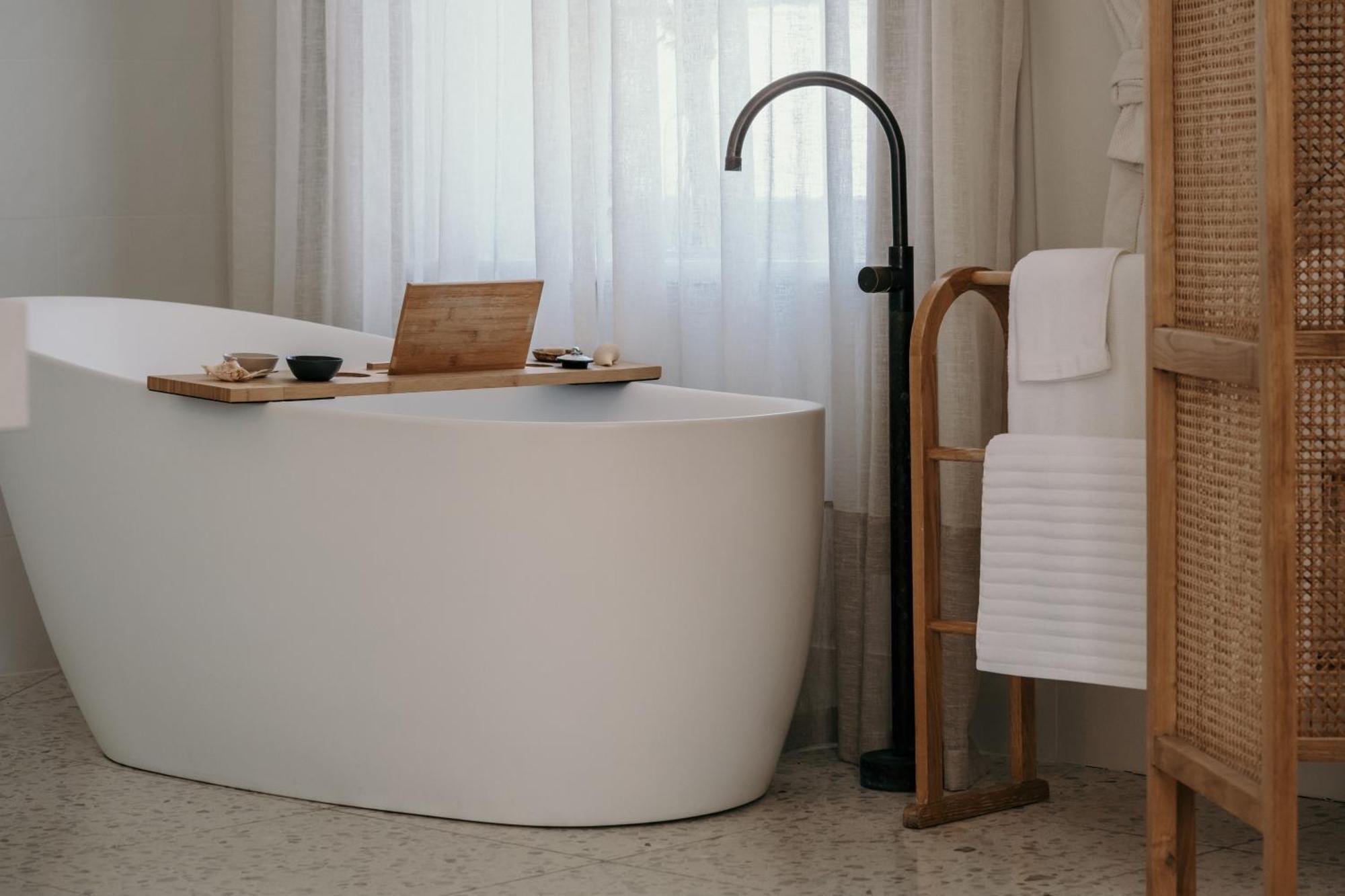 The Oak & Anchor Hotel Port Fairy Eksteriør billede A freestanding bathtub
